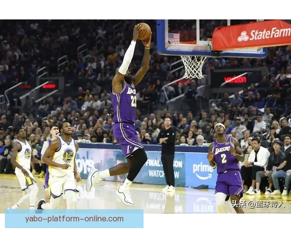 詹姆斯假传迷惑对手 布朗尼助攻艾顿完成震撼双手扣篮